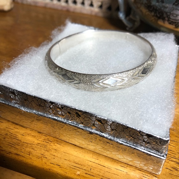 Vintage Sterling etched diamond cut bangle - Picture 1 of 5